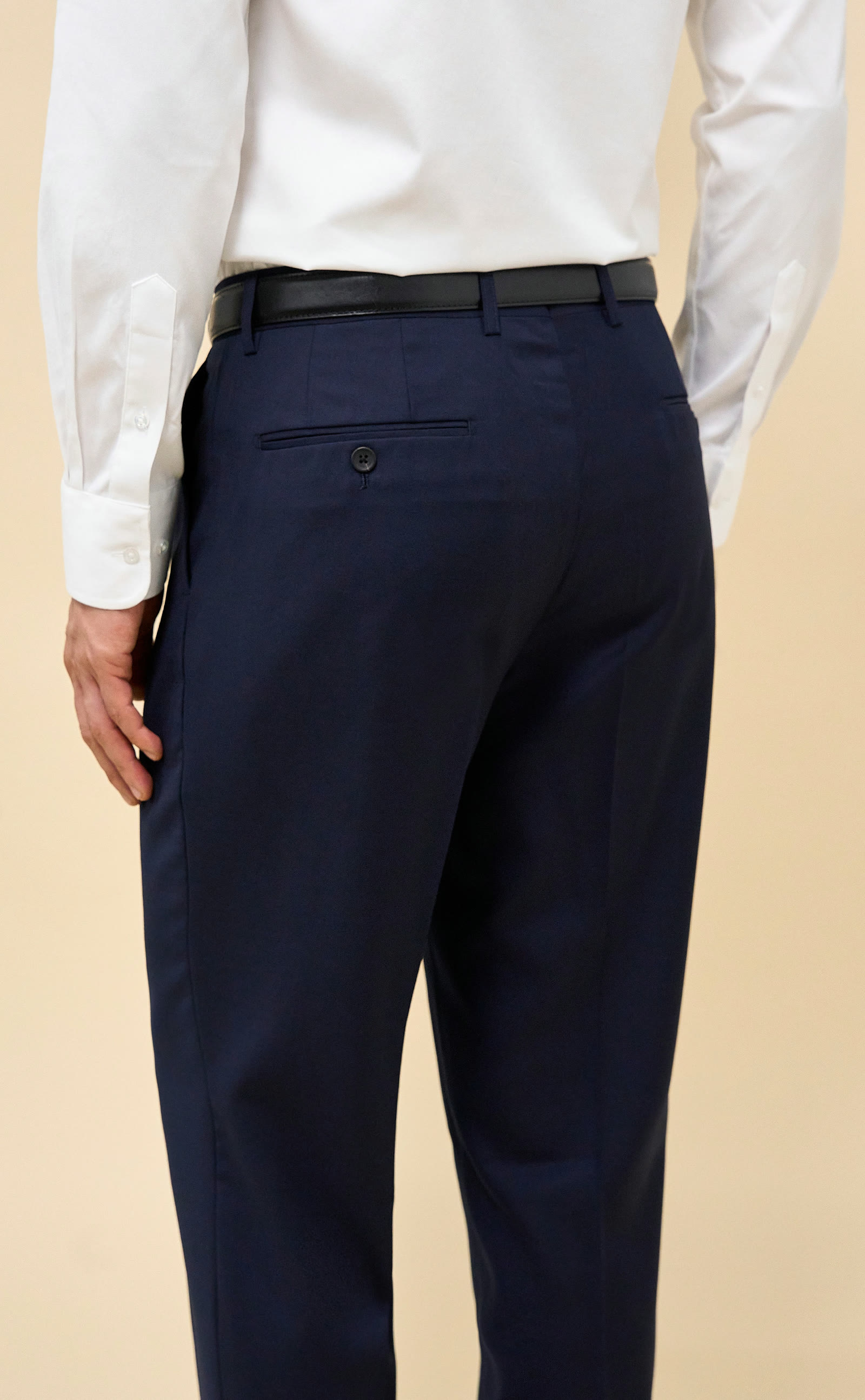 Trousers delivered with the length already set