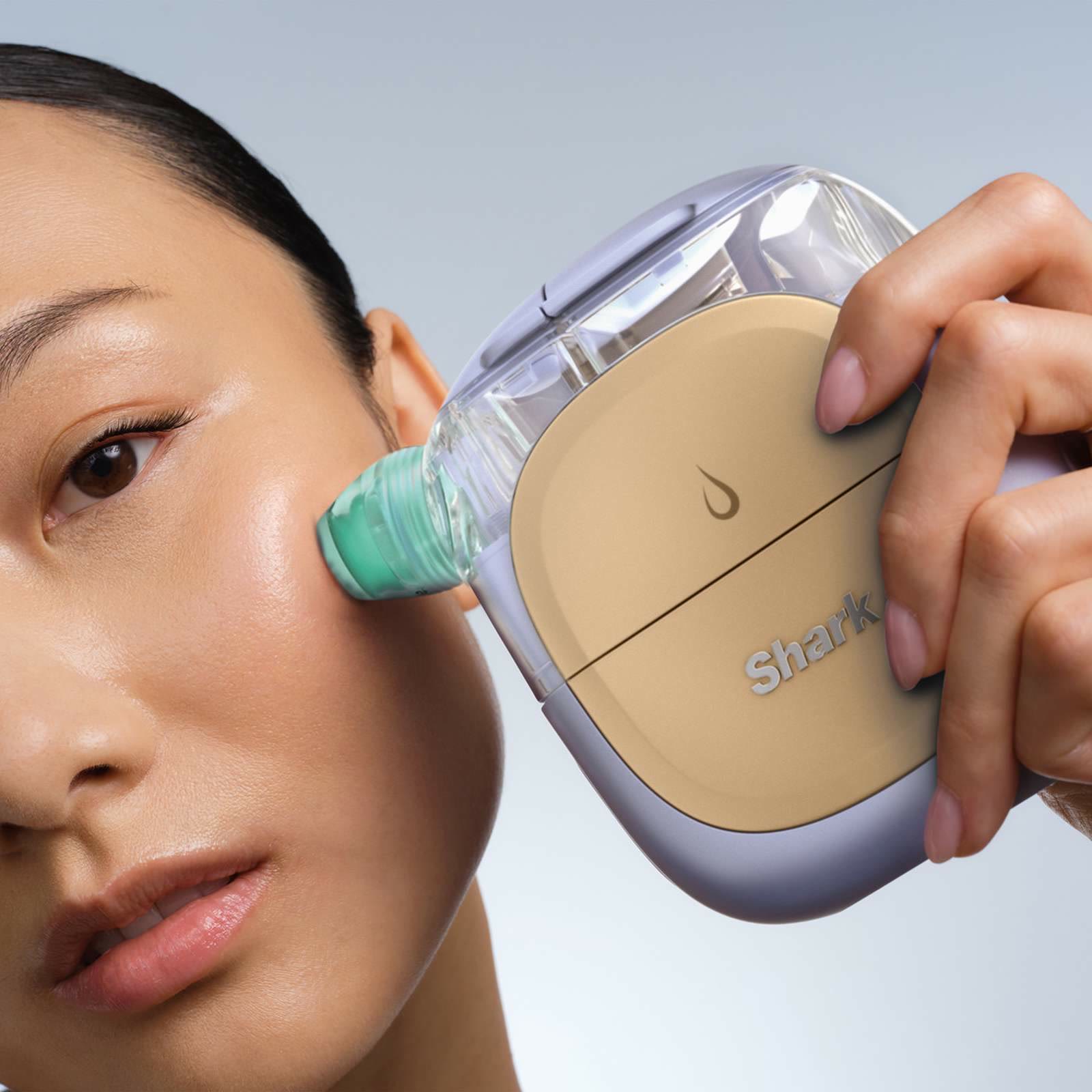 Dispositivo facial de Shark, a mano