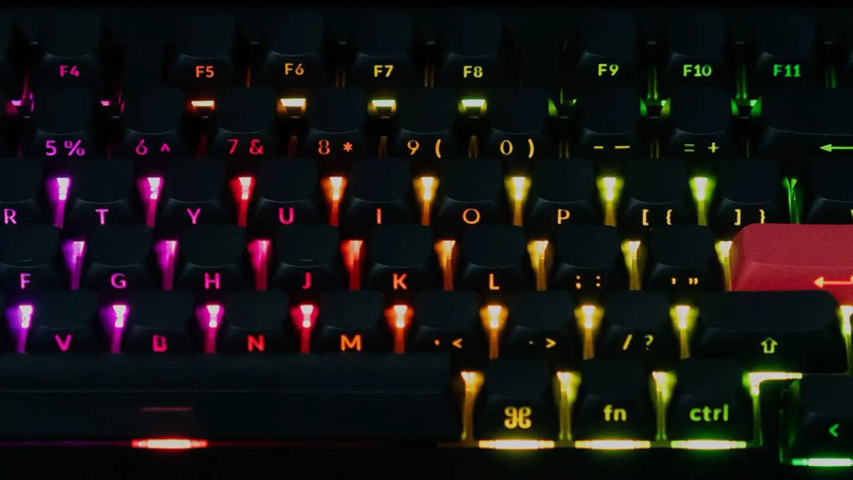 어두운 곳에서 켠 RGB 백라이트