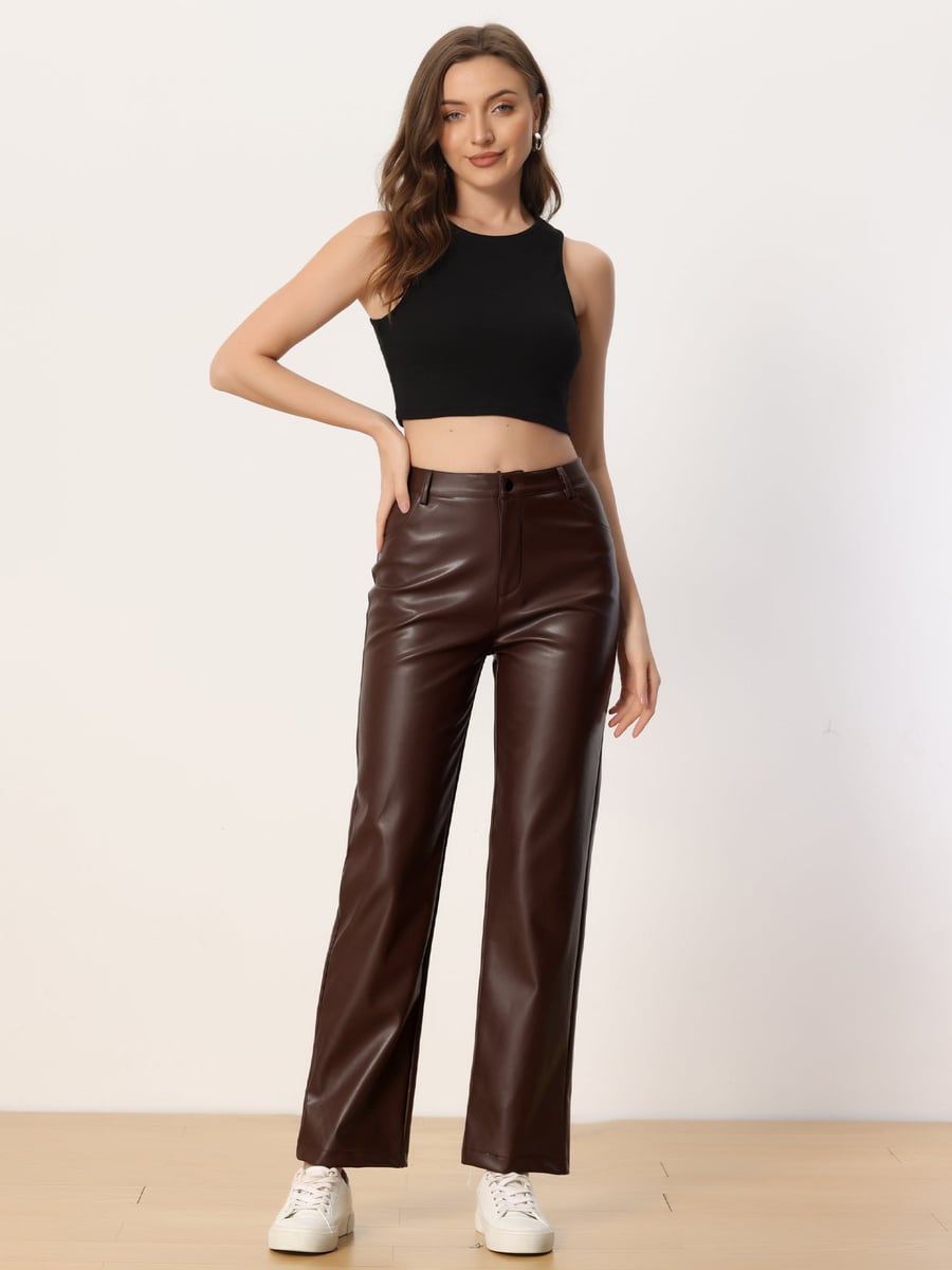 De cuerpo entero, pantalón marrón con top corto