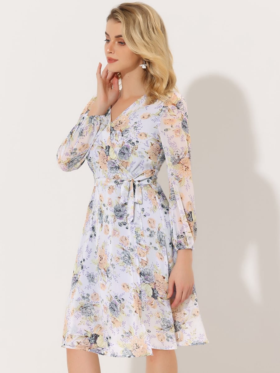 Con el vestido de flores blanco