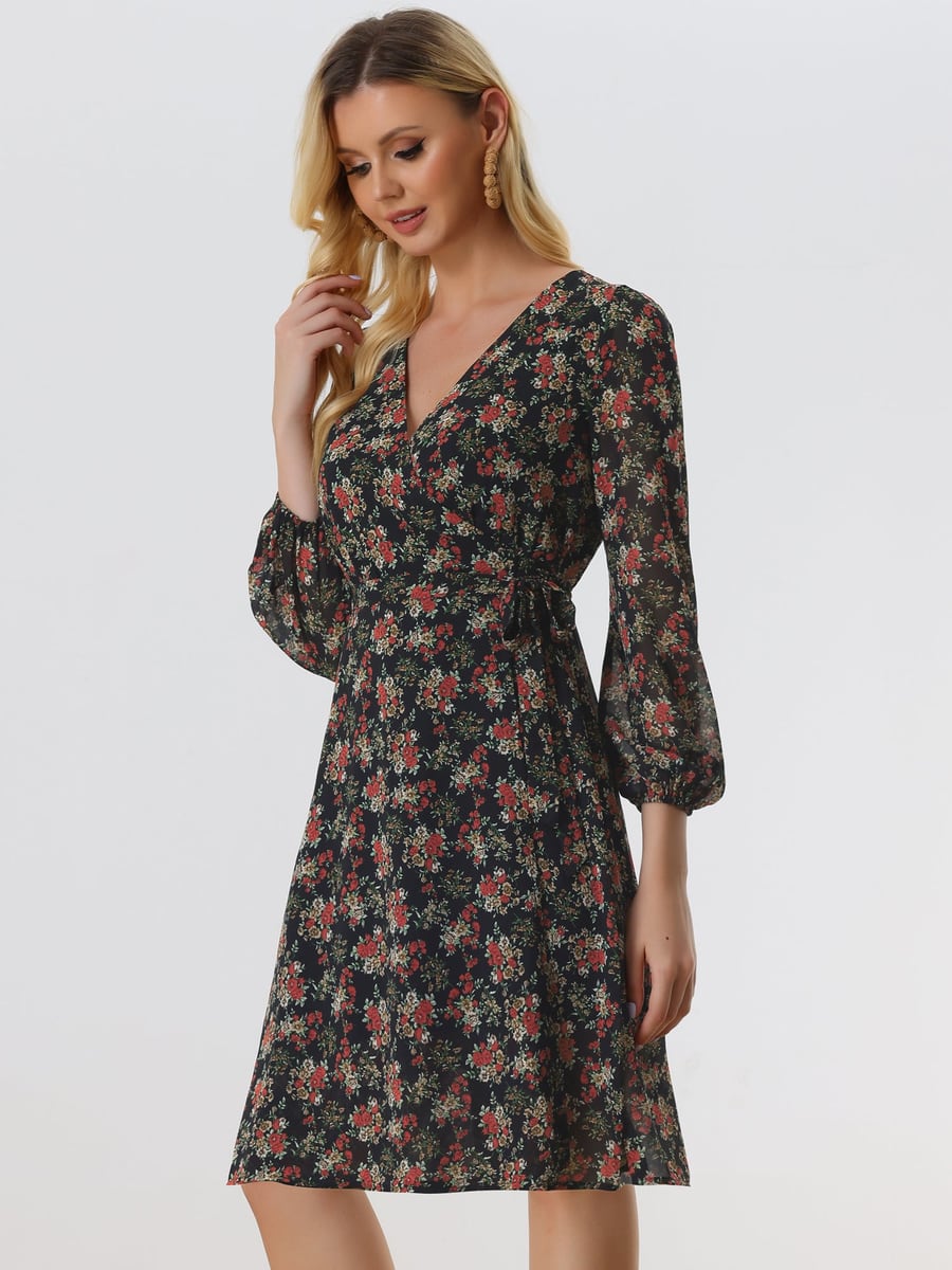 Con el vestido de flores negro