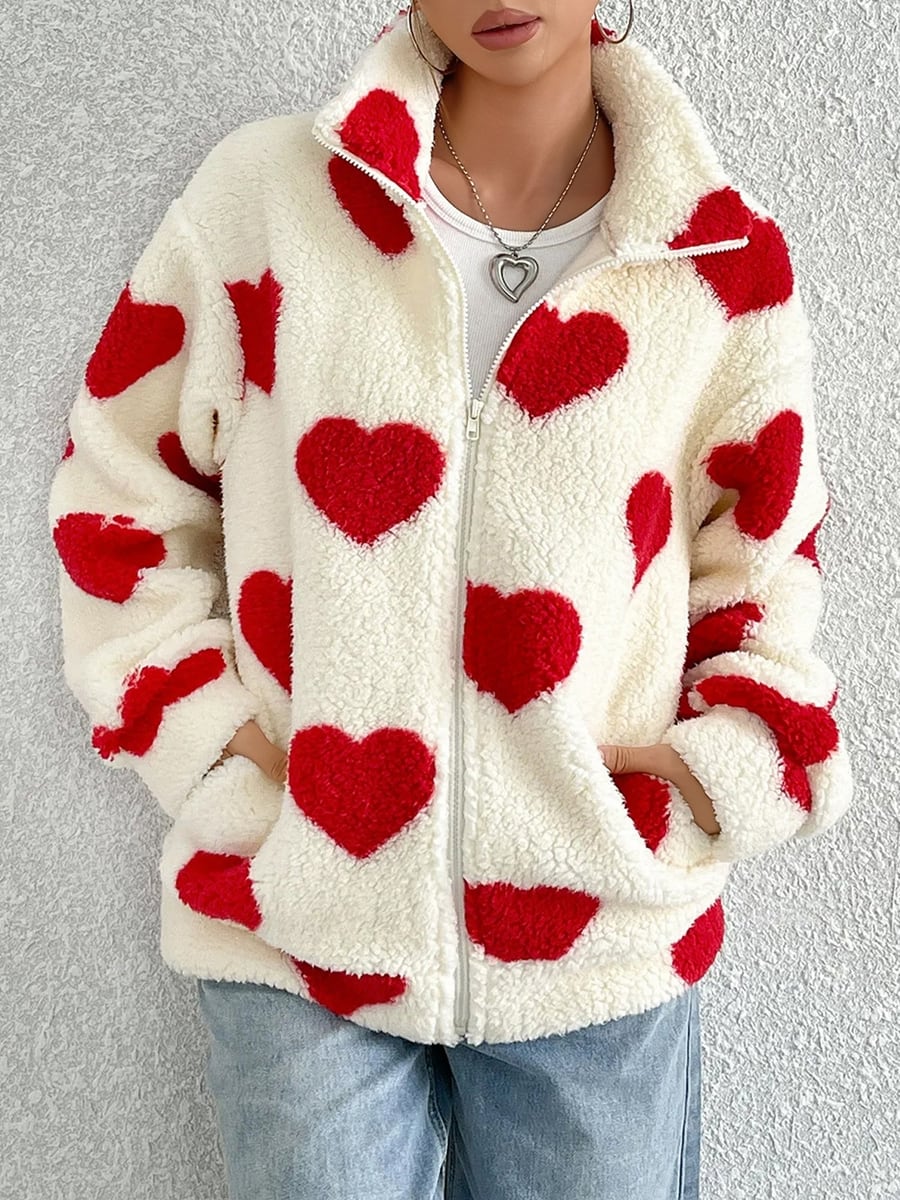 De frente, con corazones rojos