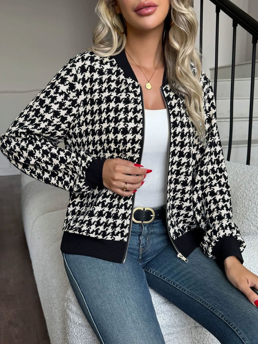 Sentada junto a un sofá