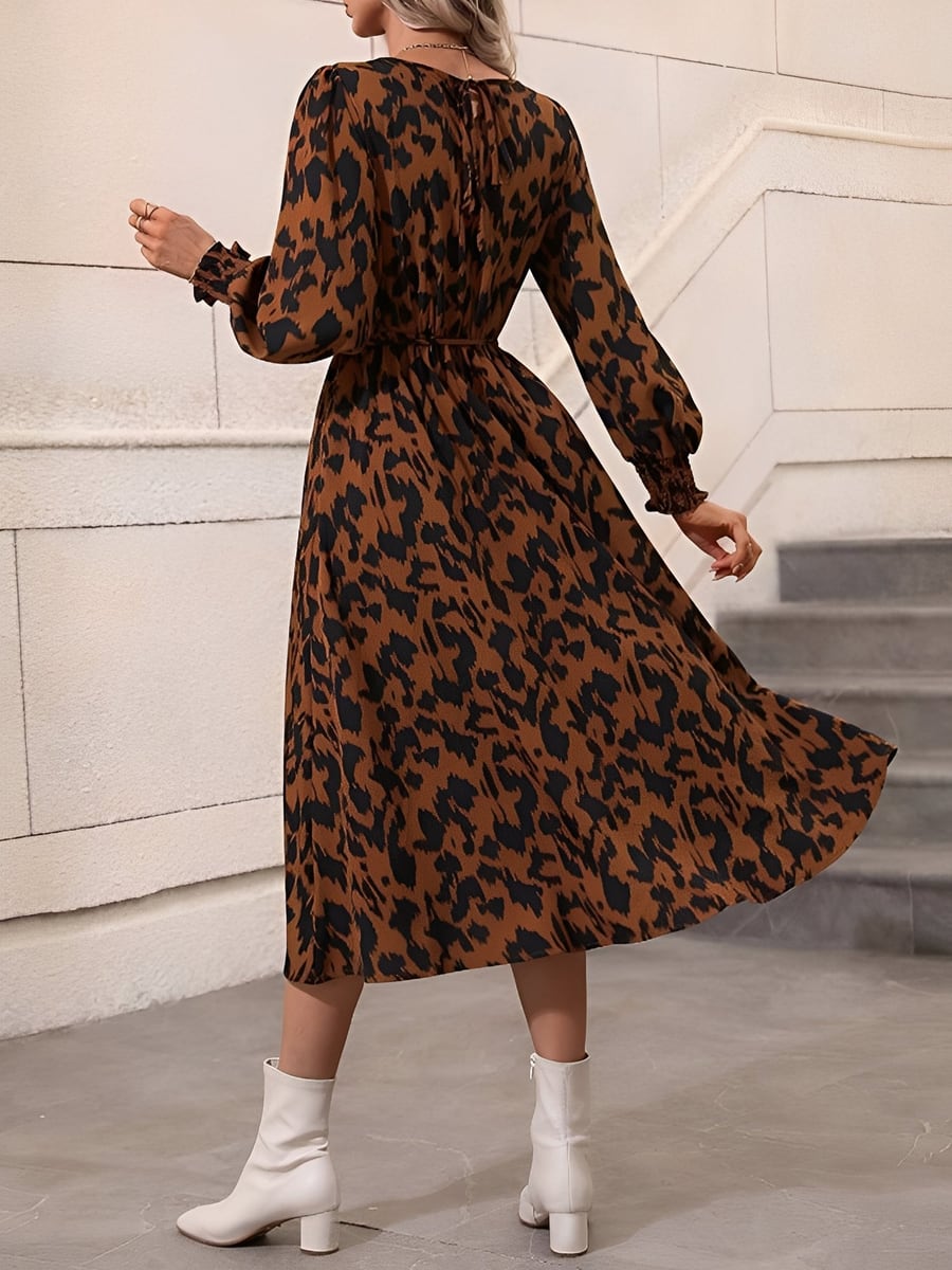 Caminando con el vestido de leopardo
