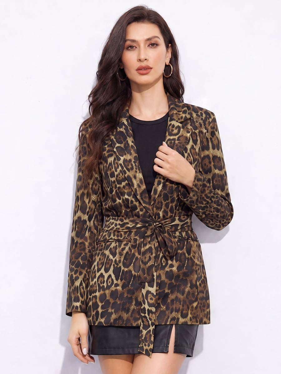 De frente con el blazer de leopardo