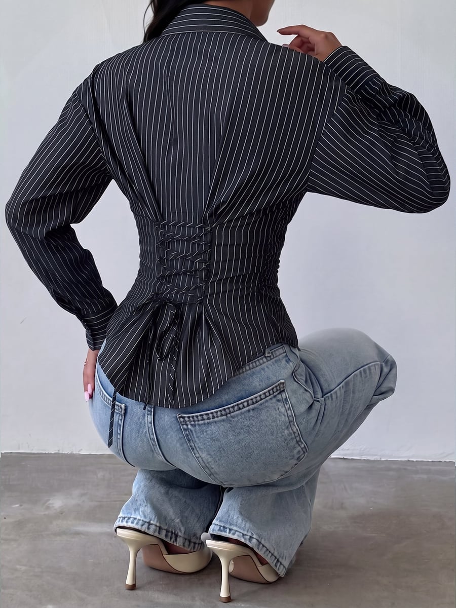 可见腰部系带的背面