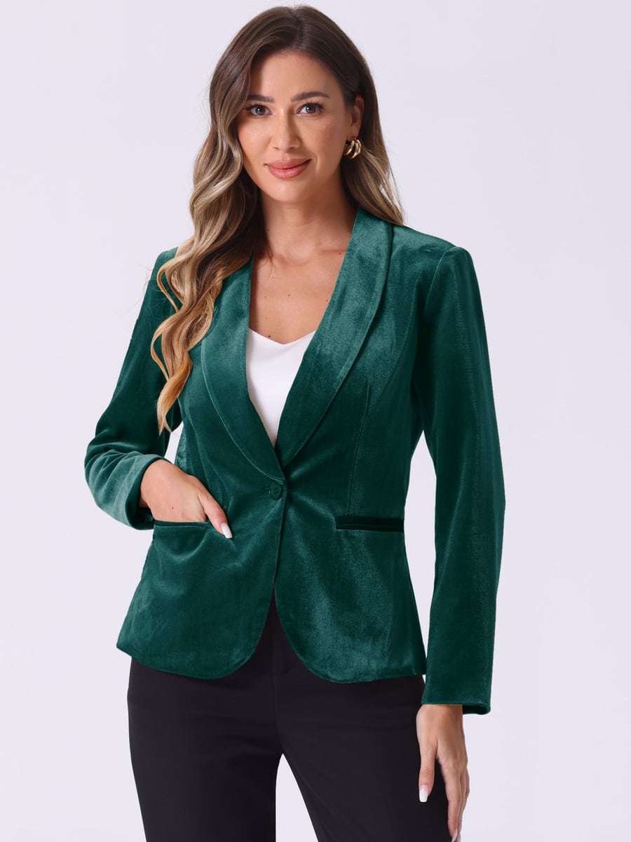 De frente, en verde intenso sobre top blanco