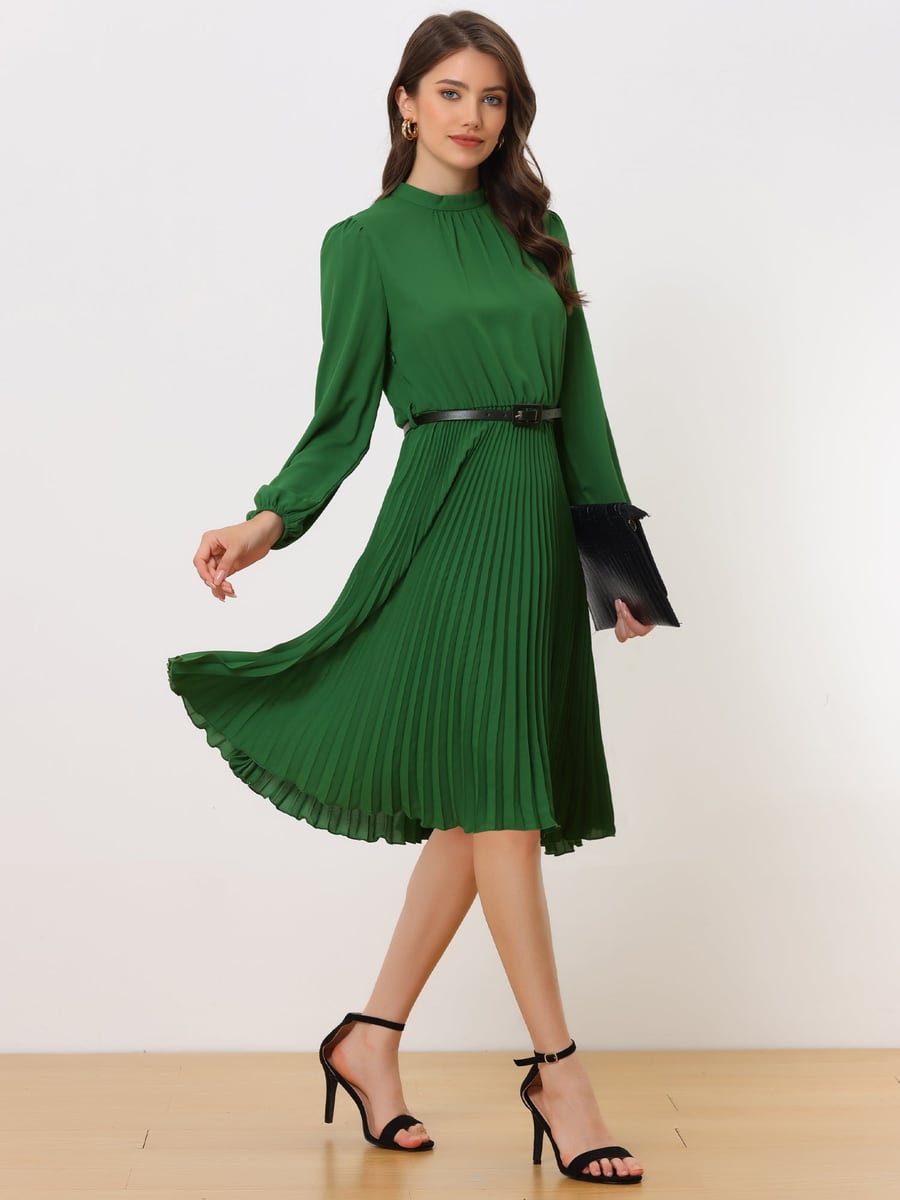 Caminando con un clutch y la falda en movimiento