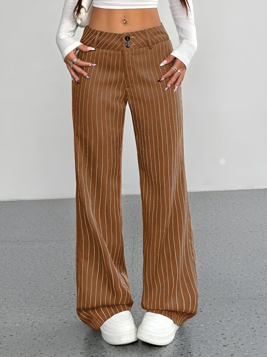 De frente, pantalón marrón de rayas