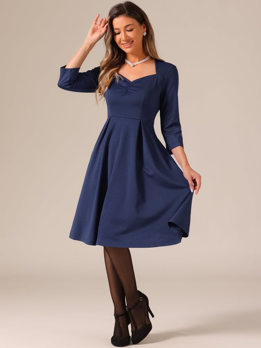 Con el vestido azul oscuro
