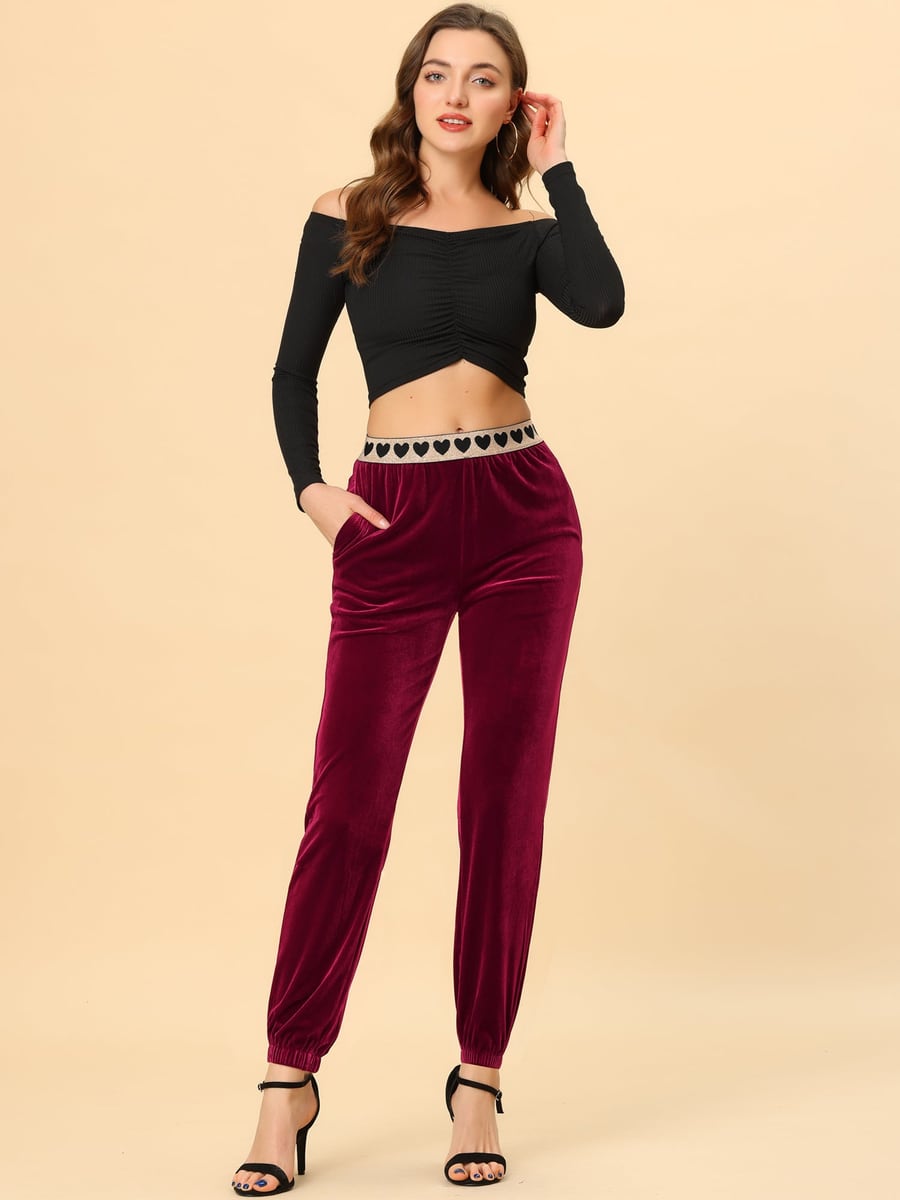 Front view with a hand in the pocket