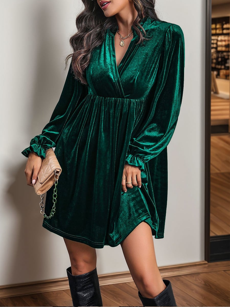 De frente, en verde oscuro