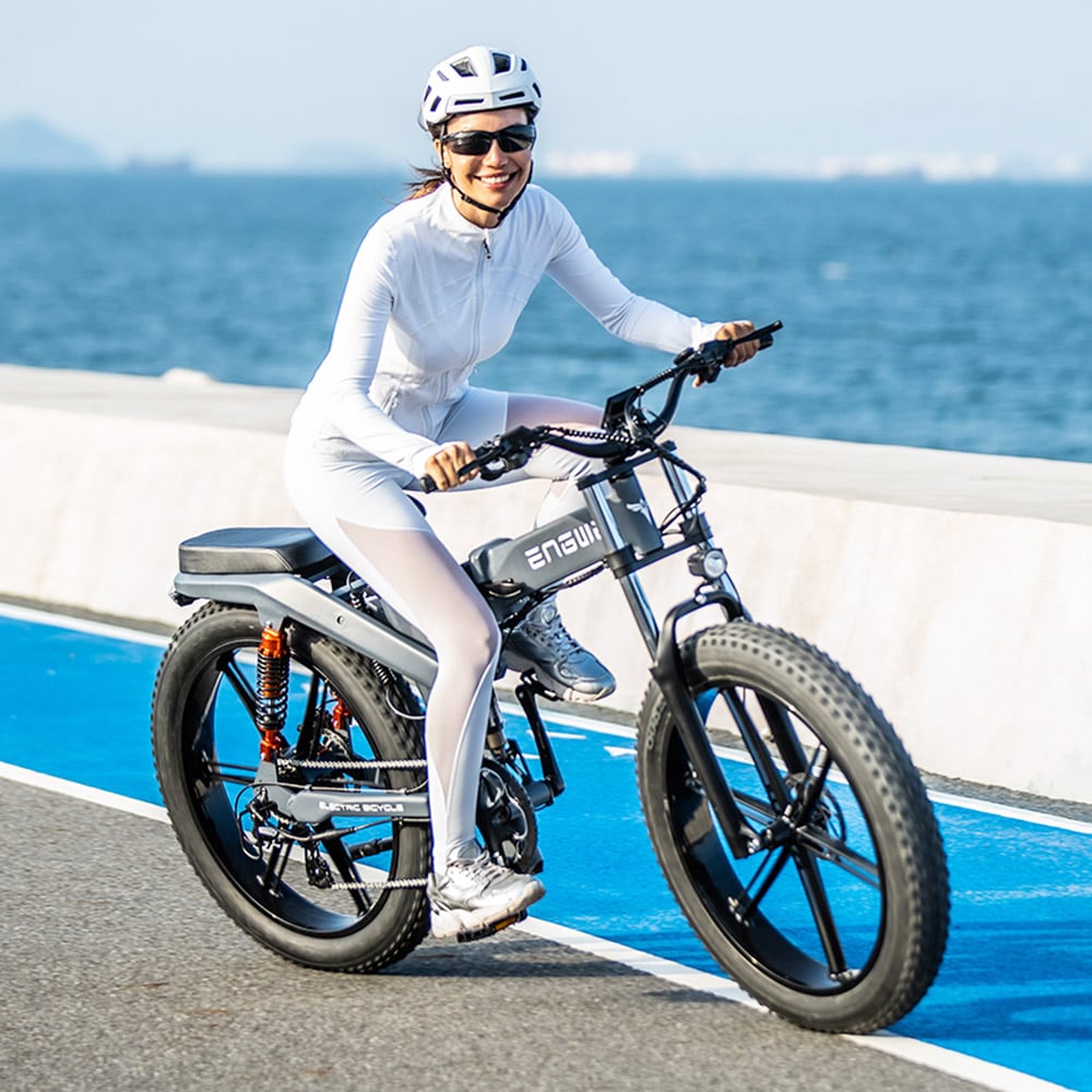 海沿いのサイクリングロードを走る様子