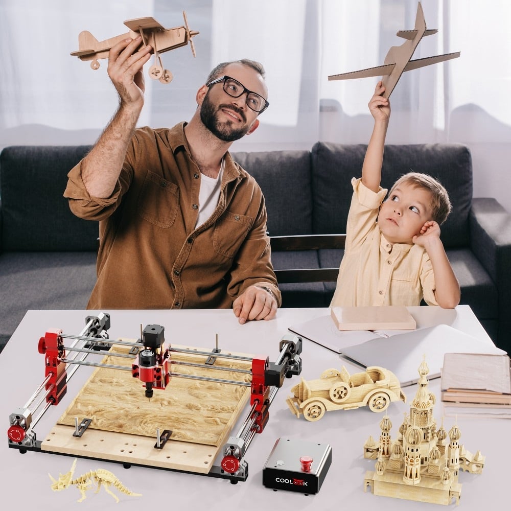 Padre e hijo con maquetas de madera junto a la máquina
