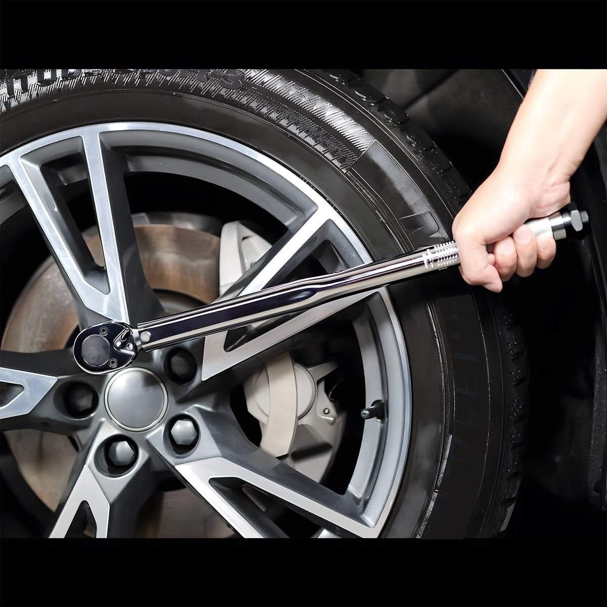 Tightening a car wheel