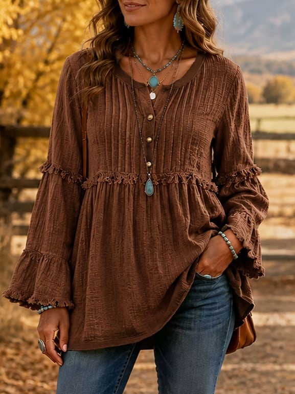 Blusa marrón en un campo otoñal