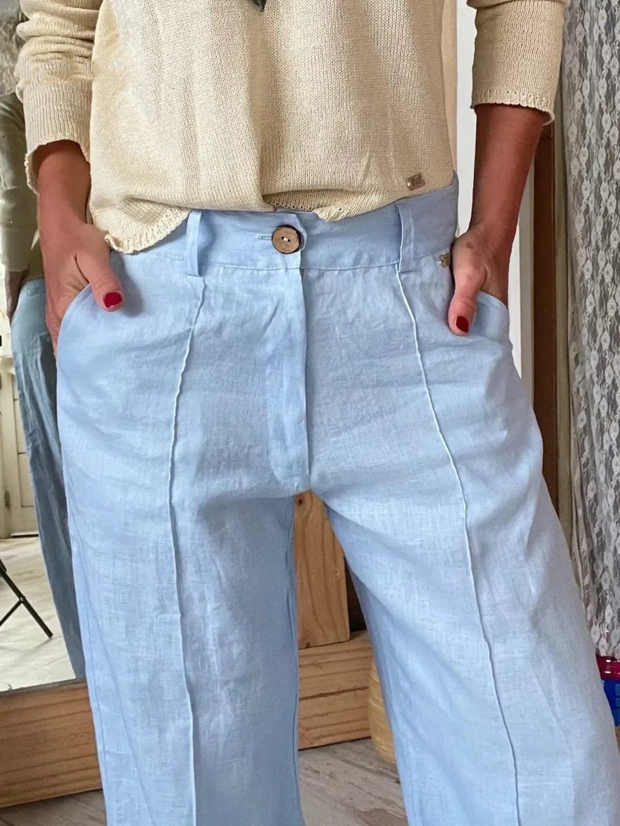 Close-up of the waist button and seam