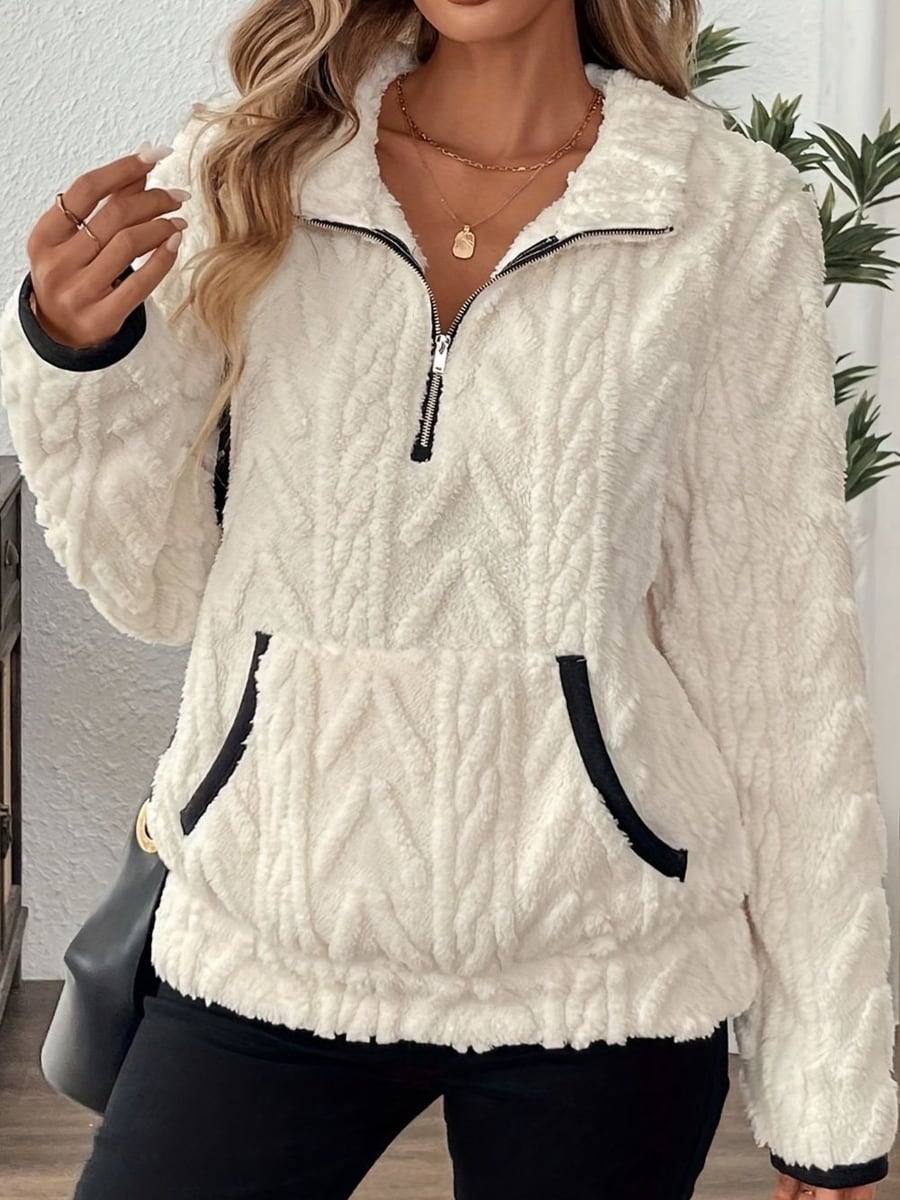 The pullover in white, worn