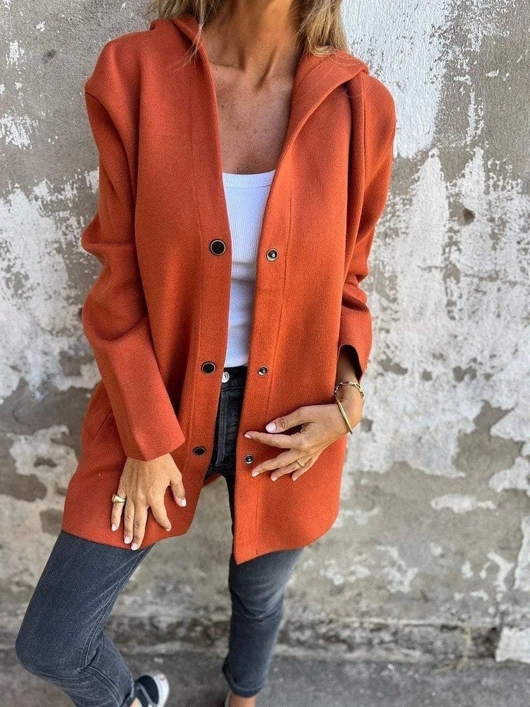 La chaqueta en rojo ladrillo, puesta