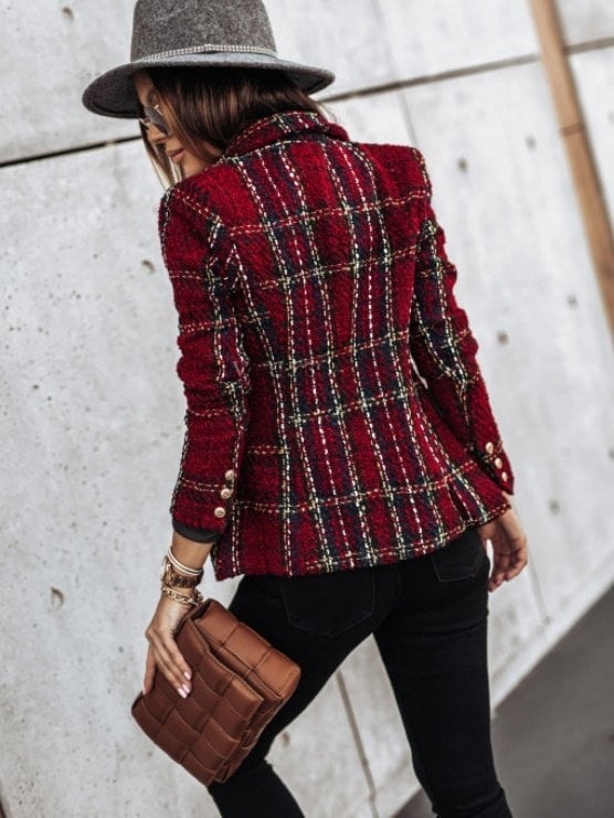 La chaqueta burdeos por detrás