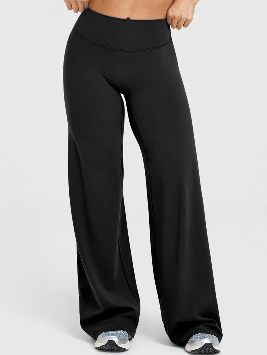 El pantalón negro de frente