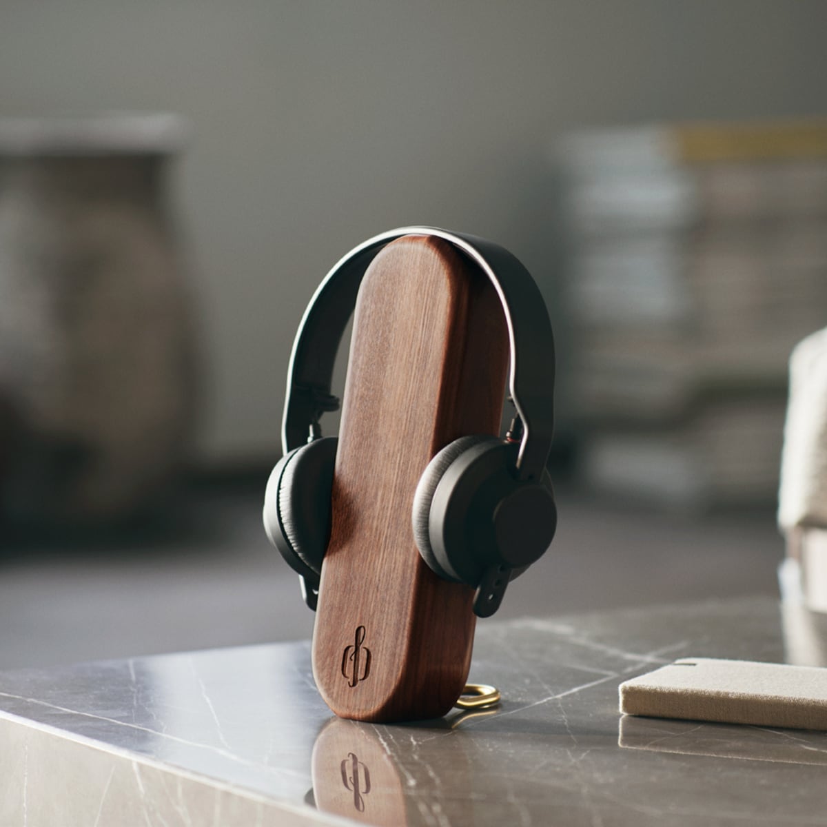 Soporte de nogal con auriculares