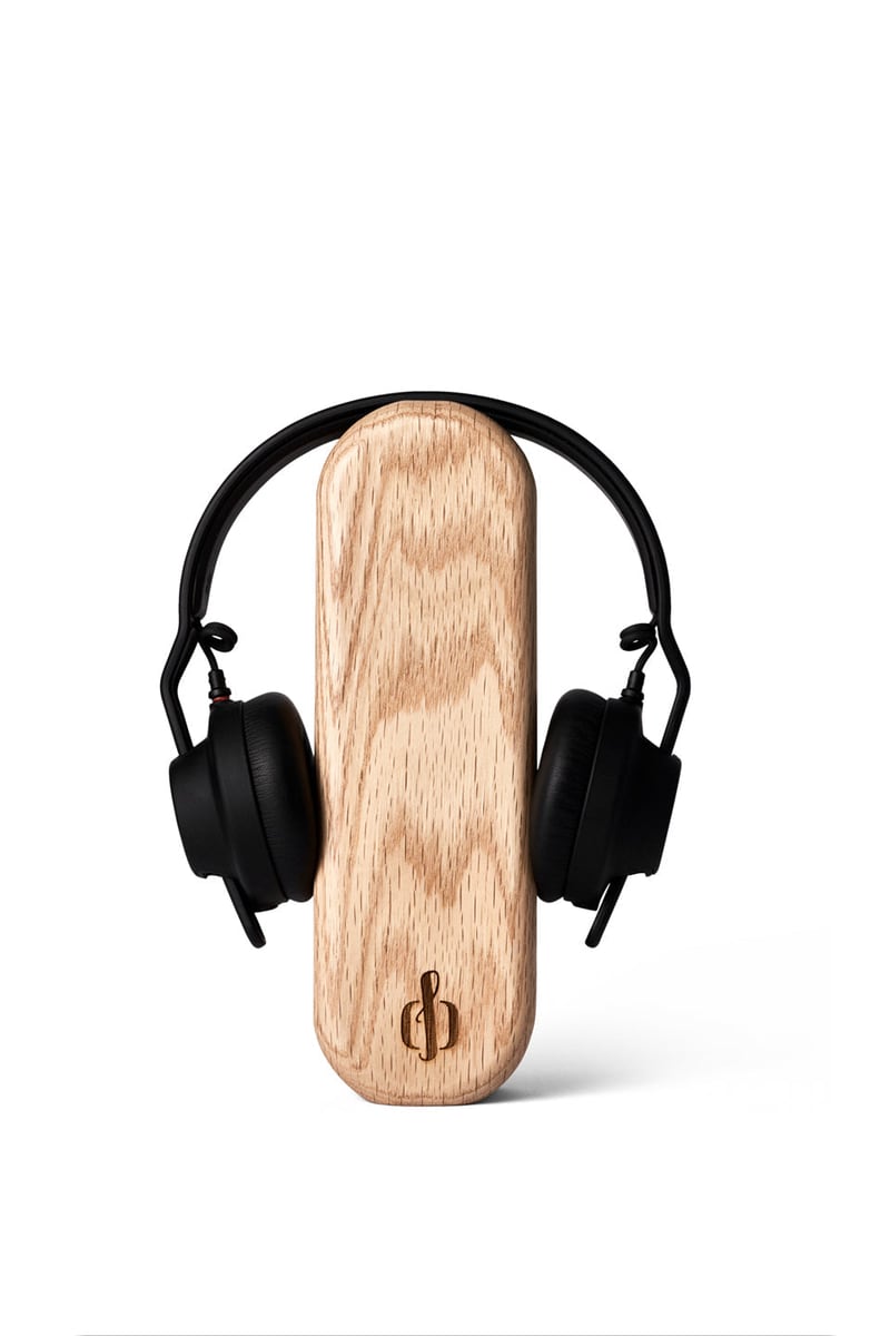 Soporte de roble con auriculares