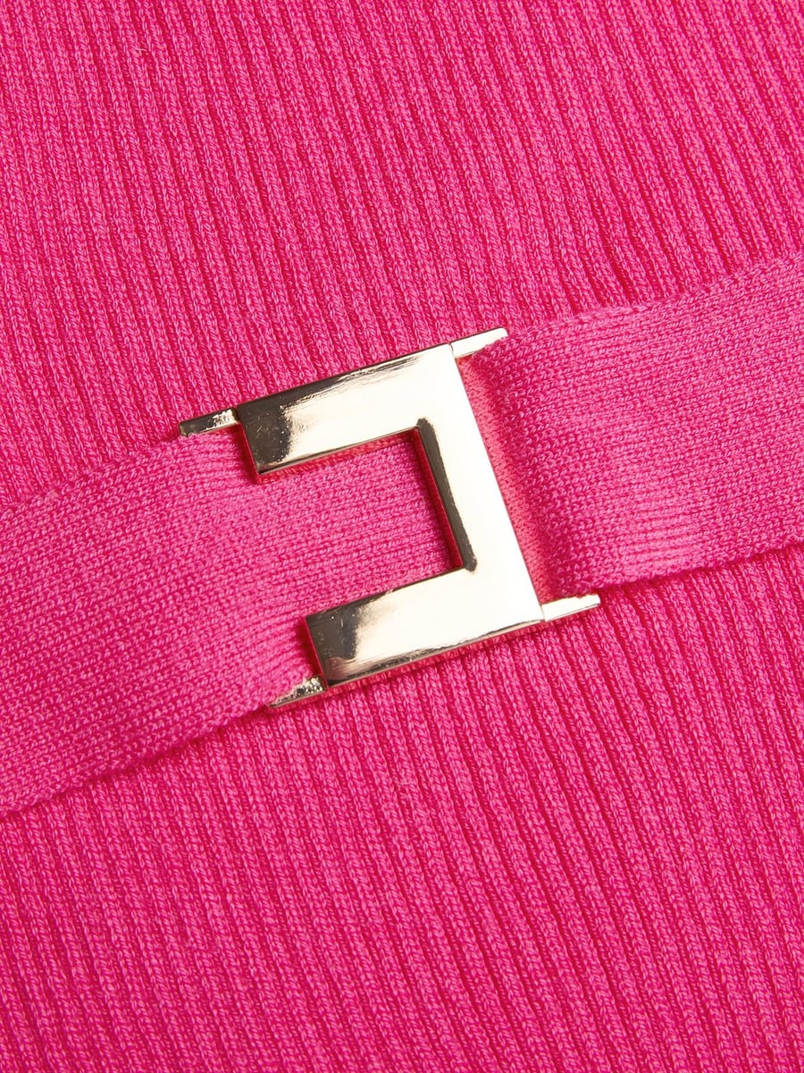 Close-up of the belt buckle and rib
