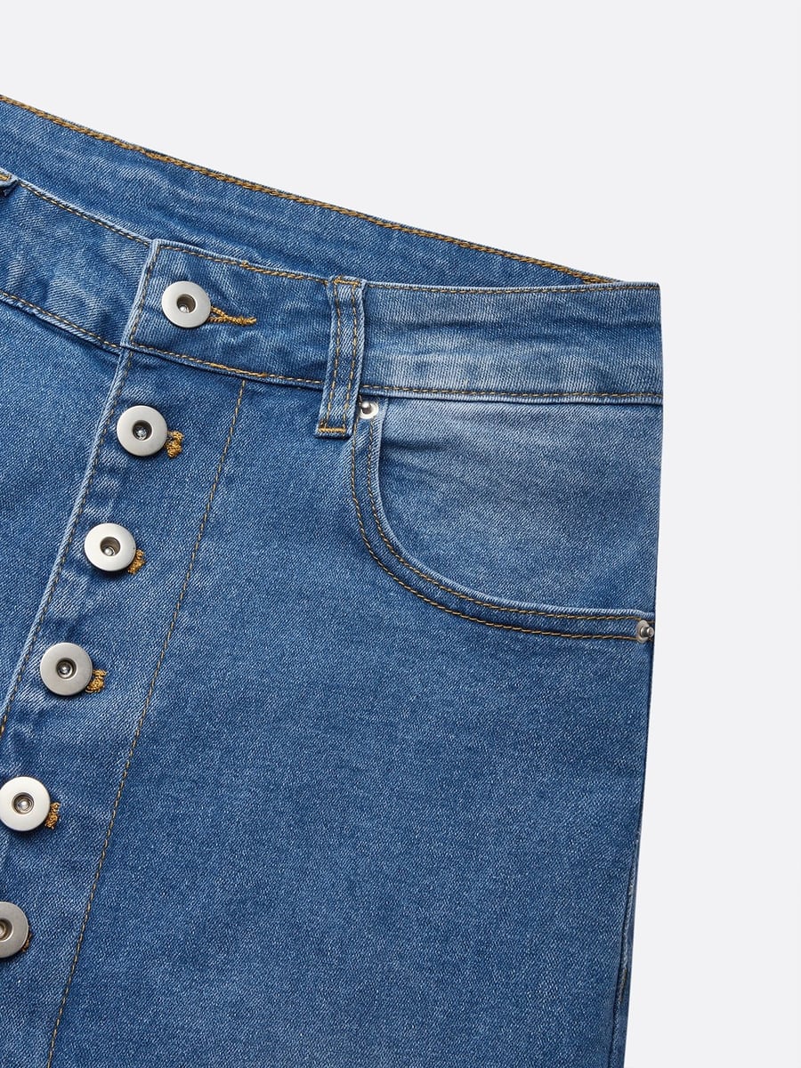 腰部与金属装饰特写