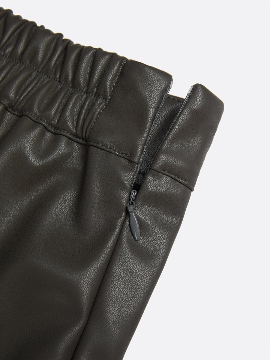 Close-up of the elastic waist and side zip