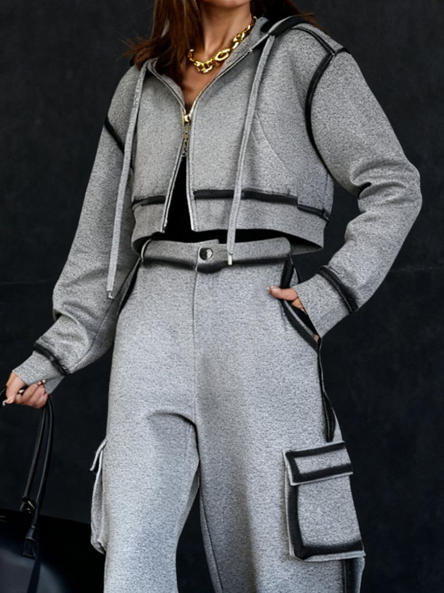 De frente, con pantalón cargo