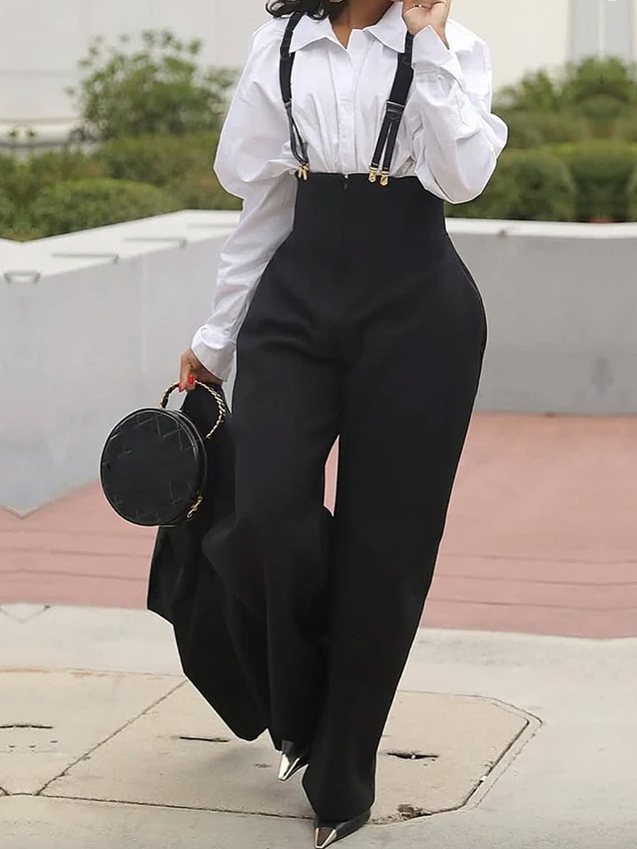 Caminando, con camisa blanca