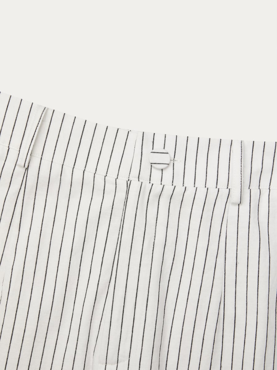 Close-up of the waist fastening and stripe