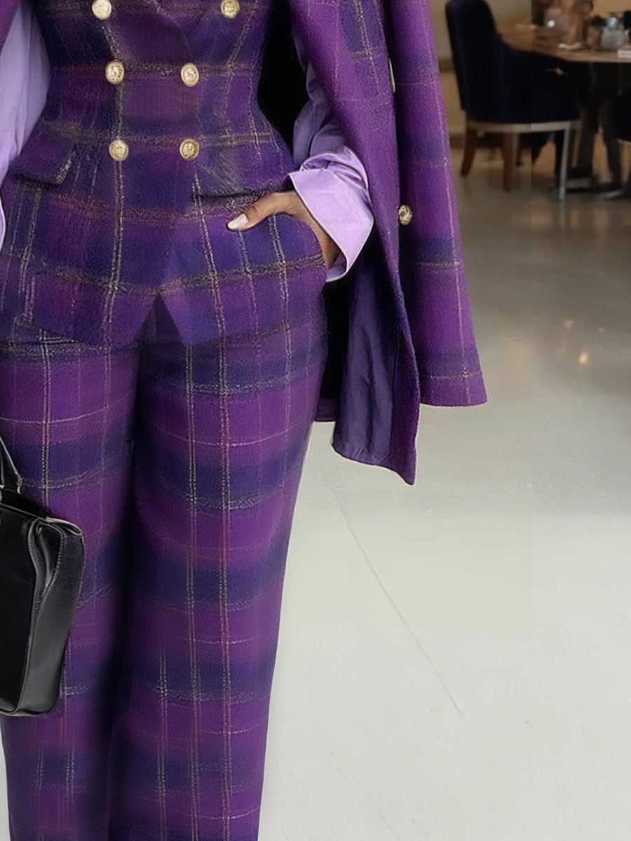 Waist detail, hand in the pocket